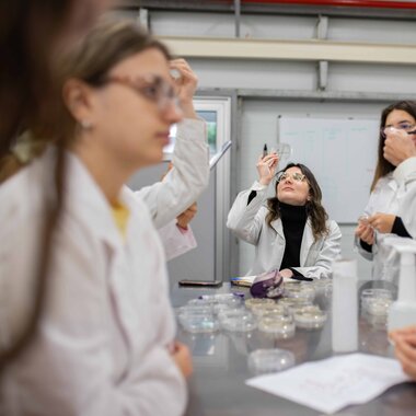 Alumnos en clase de Ecología y Geología