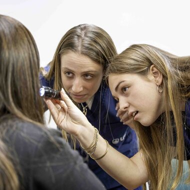 Estudiantes de Fonoaudiología en Clínica Unversitaria