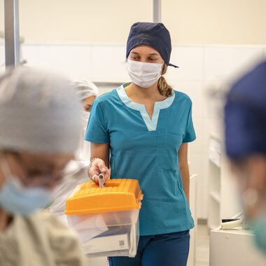 Estudiantes de Odontología en Clínica Universitaria