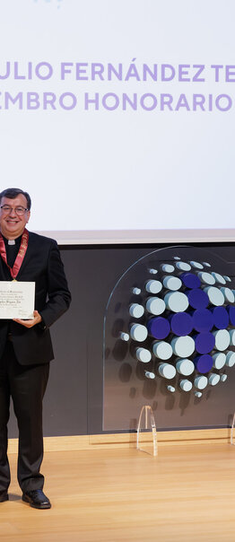 El rector fue investido miembro de honor de Alpha Sigma Nu en la Universidad Loyola