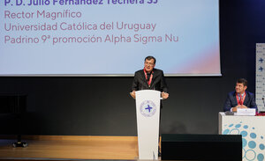 imagen de El rector fue investido miembro de honor de Alpha Sigma Nu en la Universidad Loyola