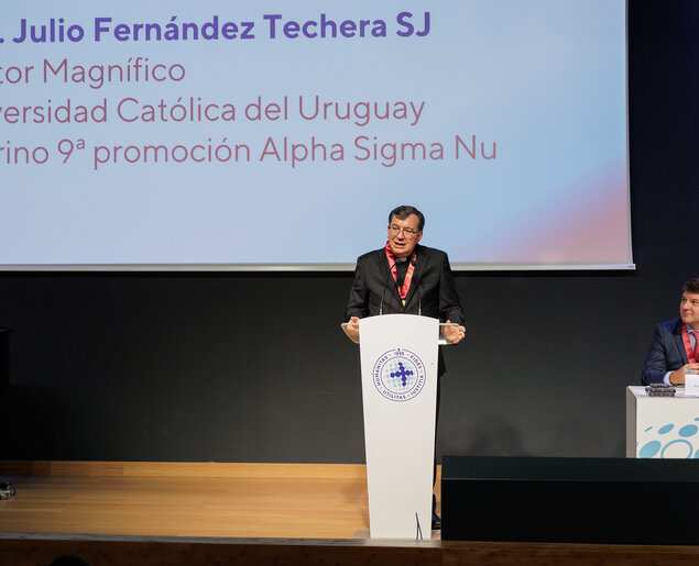 El rector fue investido miembro de honor de Alpha Sigma Nu en la Universidad Loyola